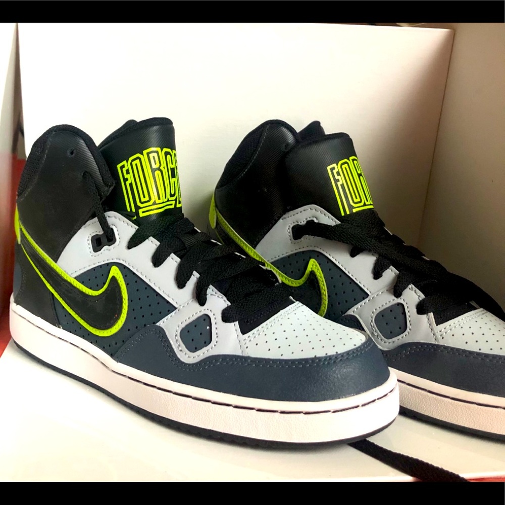 Boys - youth size 6 Nike son of force